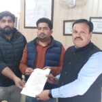 मकान से सटाकर बनाई जा रही नाली से मकान को खतरा, मकान स्वामी पहुंचा अगर आयुक्त कार्यालय, निर्माण कार्य रुकवाने के लिए दिया पत्र..