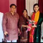 पीसीएस बनने पर स्वाति के घर  बधाई देने पहुंचे  पूर्व राज्य मंत्री डॉ गौरव , झबरेड़ा नगर पंचायत अध्यक्ष किरण चौधरी,